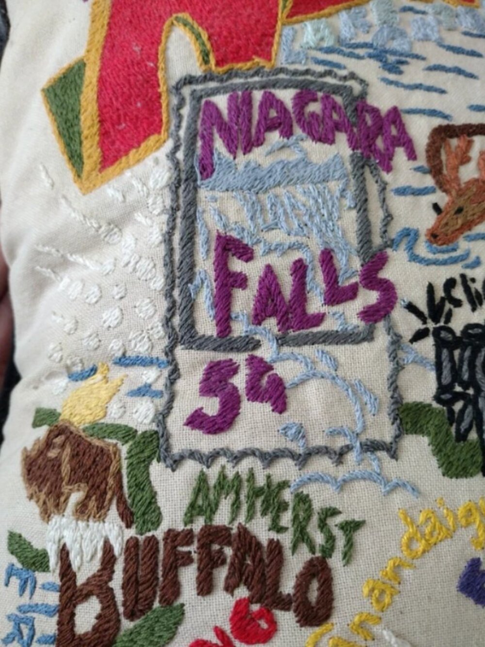 Catstudio New York Pillow Hand Embroidered, Iconic Places - Picture 10 of 16